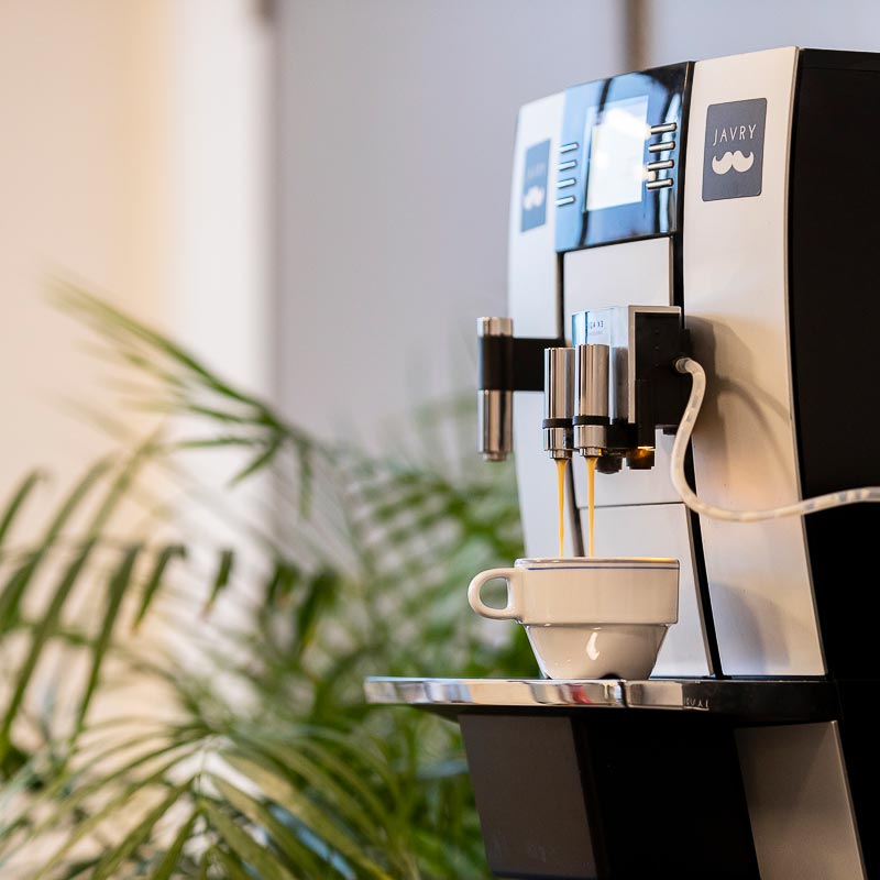 Une machine à café professionnelle